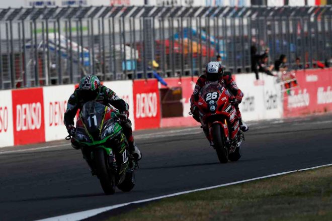 3位争いは渡辺一馬（カワサキ・チームグリーン）と渡辺一樹（ヨシムラスズキMOTUL）の一騎打ちに