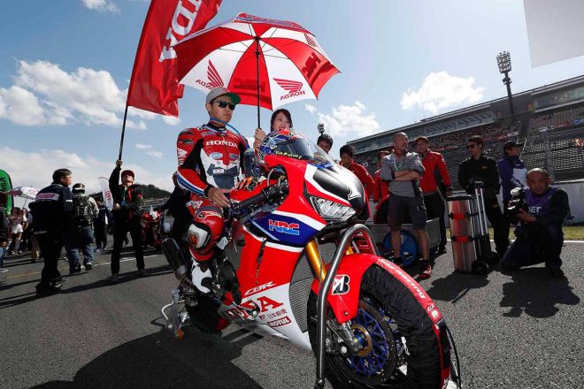 マシントラブルによりピットインを余儀なくされた高橋巧（チームHRC）