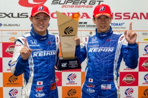 GT500クラスを制したKEIHIN NSX-GTの塚越広大と小暮卓史