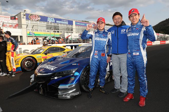 KEIHIN NSX-GTはマシンに他車のデブリが刺さった状態でトップチェッカーを受けた