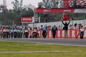 スタート直前にエンジンが停止し、あわてた様子で押しがけするマルケス