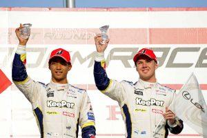 3位表彰台を獲得した平川亮（左）とニック・キャシディ（右）