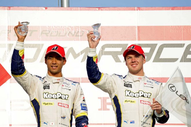 3位表彰台を獲得した平川亮（左）とニック・キャシディ（右）