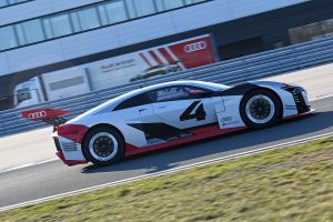 現実のサーキットを走行する『アウディe-tron ビジョングランツーリスモ』