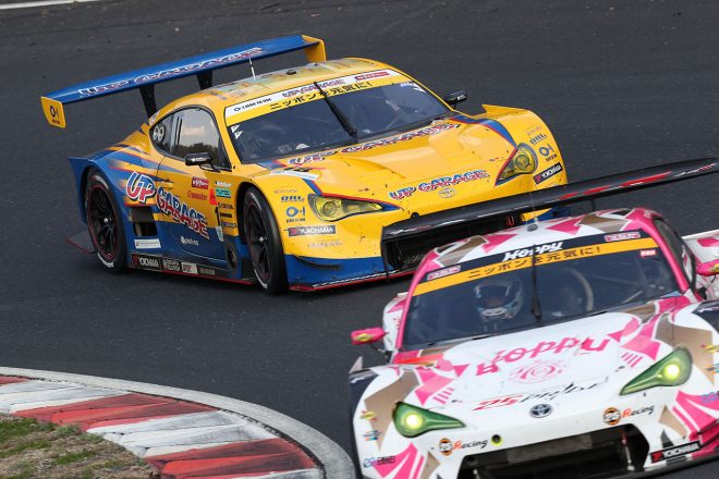 レース中盤、小林崇志（UPGARAGE 86 MC）は松井孝允（HOPPY 86 MC）とバトルを展開