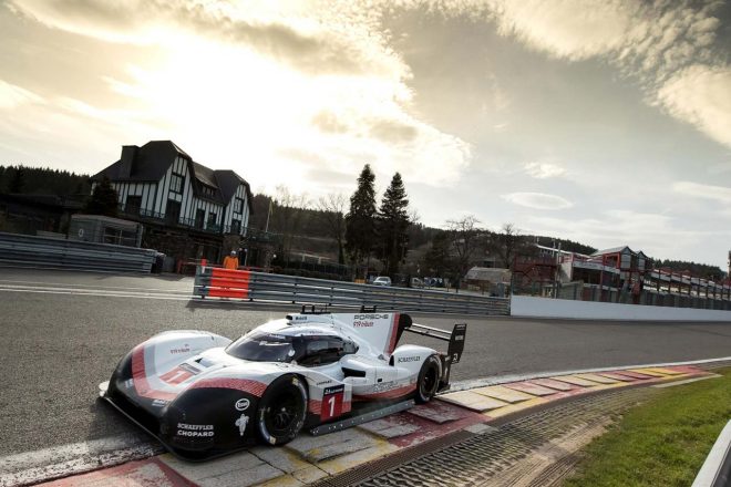 DRSを作動させて走行するポルシェ919ハイブリッドEVO