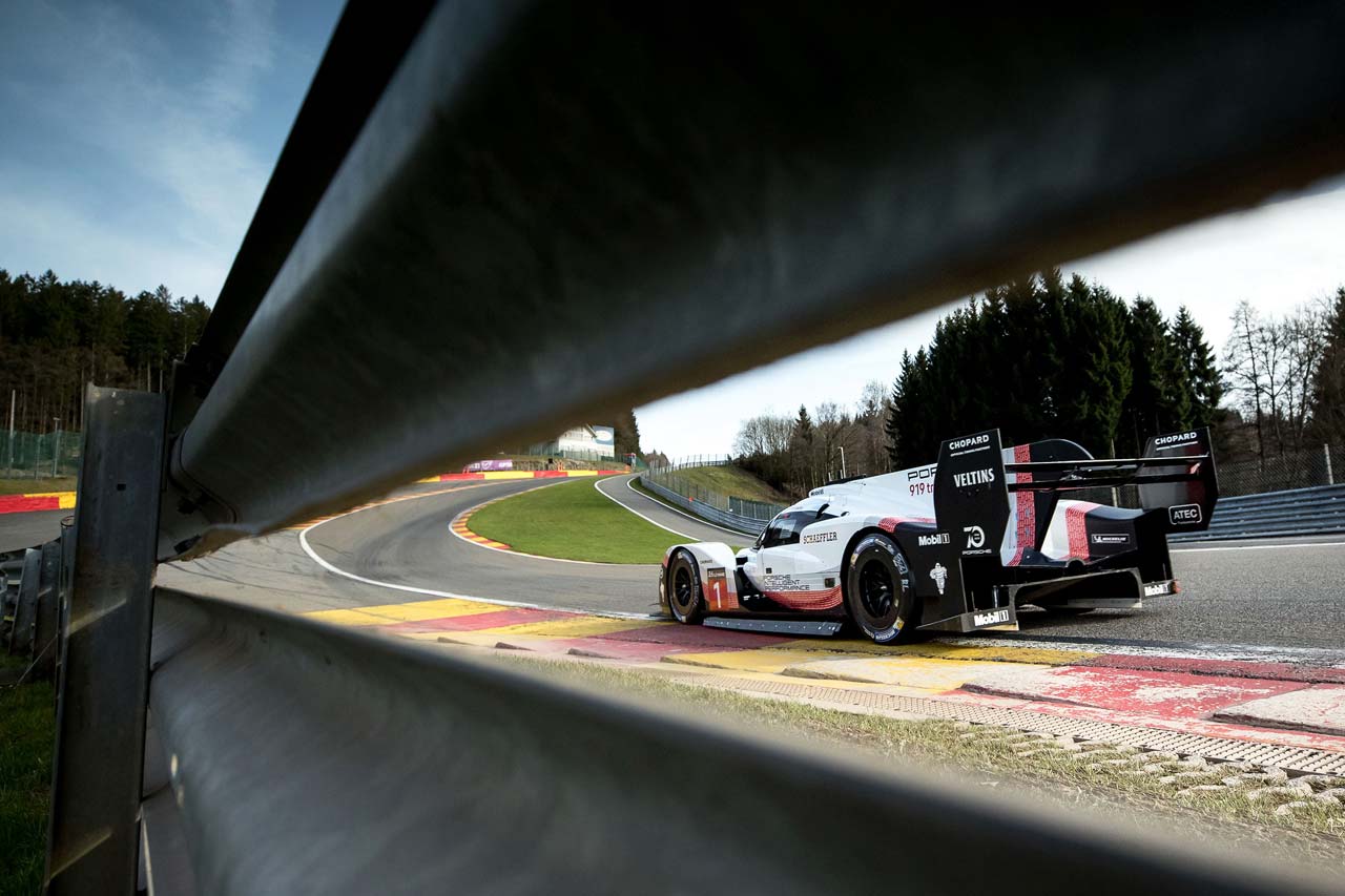 ポルシェ919ハイブリッドEVOではさらなるダウンフォース拡大のためリヤウイング、リヤディフューザーが大型化された。