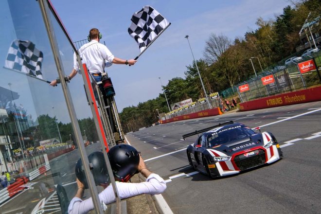 レース2トップチェッカーを受けた66号車アウディR8 LMS。アテンプト・レーシングにとって初優勝となった。