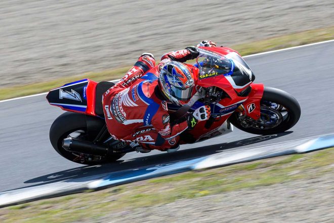 レース2、高橋巧は予期せぬ形で戦線離脱することとなった