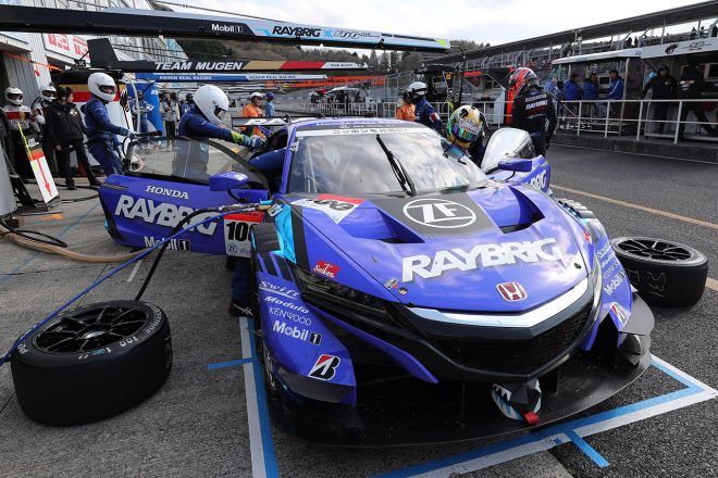 5番グリッドからスタートしたバトンは1周目からポジションダウン。各車のピットインが始まる前、30周目のトップとのギャップは約20秒の7番手。これをピットで逆転する