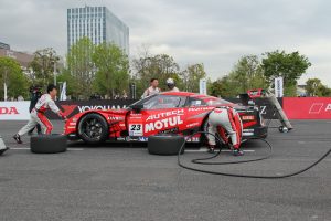 ピットストップ対決に挑むMOTUL AUTECH GT-R