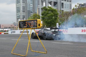 中嶋一貴がタイヤスモークをあげて発進するもタイムは34秒07とふるわず