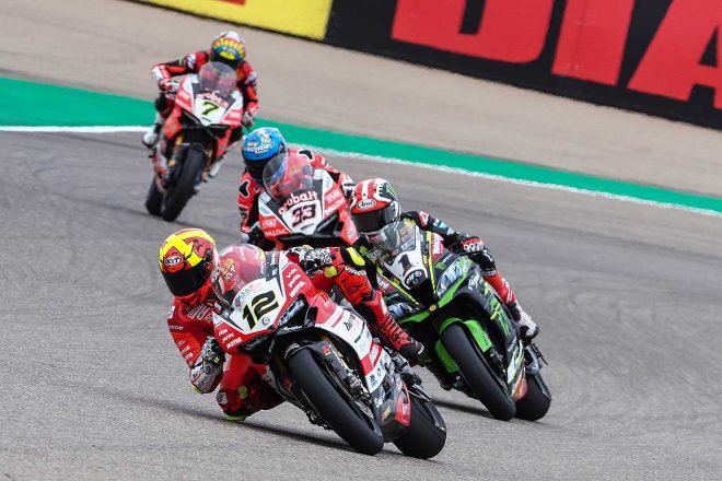 フォレズは一時、レースをリードしたが終盤にレイに交わされた