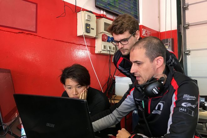 現在、ディルマン（中央）はモトパークのドライビング・コーチに従事。佐藤万璃音（左）にもアドバイスを行っている