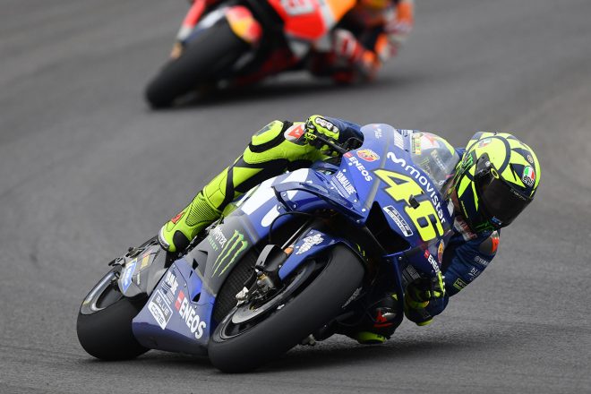 バレンティーノ・ロッシの後方にペナルティを受けたマルク・マルケスが迫る