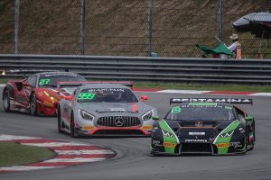 レース1終盤、19号車ランボルギーニ・ウラカンGT3は999号車メルセデスAMG GT3に猛追された