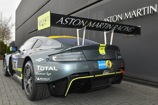 リヤウイングステーはこれまでのものより垂直方向に起き上がった形状になっている。