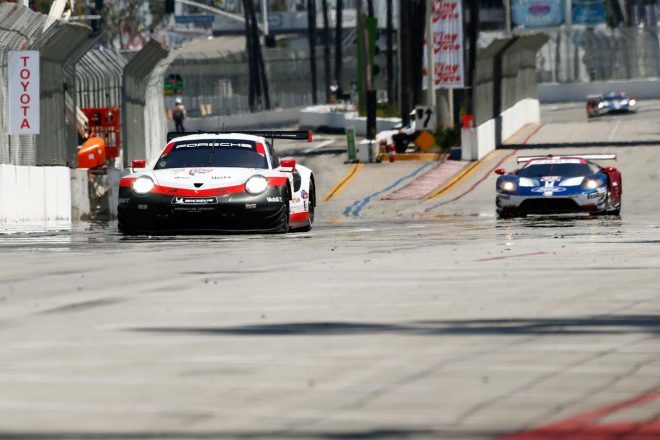 ポールシッターのフォードGTを交わしレースをリードする912号車ポルシェ