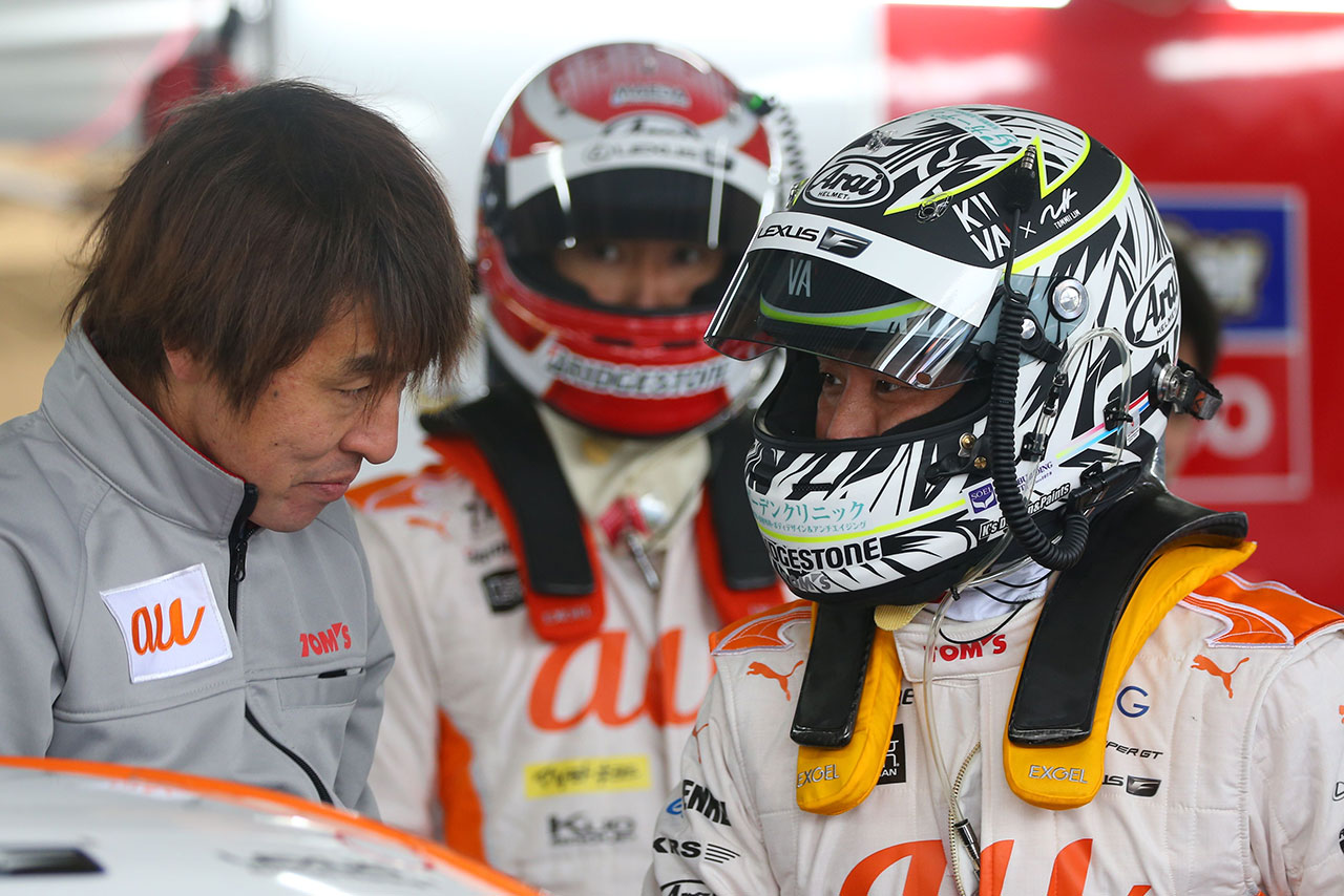 エクスジェルはHANSデバイス用のクッションも展開。ドライバーの肩についているイエローやオレンジのクッションがそれだ