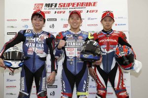 第2戦鈴鹿レース1で表彰台を獲得した中須賀(中央)、高橋巧(右)、野左根(左)