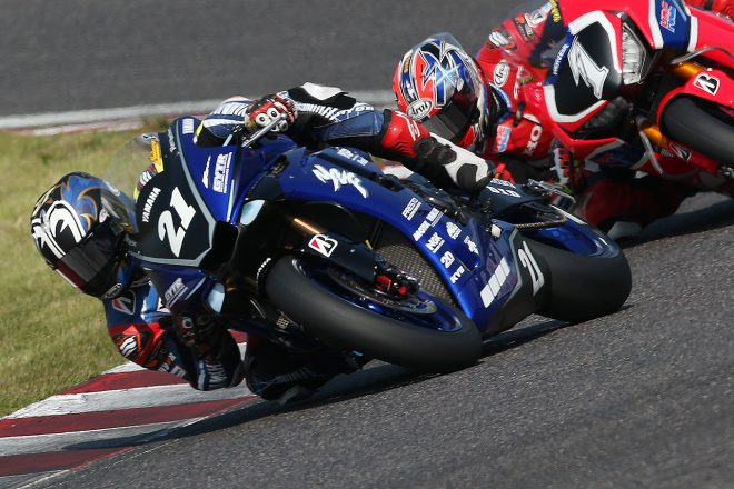 高橋巧との接戦を制し、開幕4連勝を挙げた中須賀克行