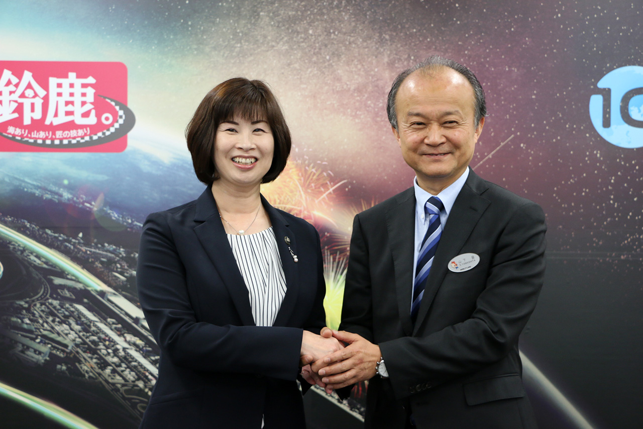 モビリティランドの山下晋社長（右）と鈴鹿市長の末松則子氏