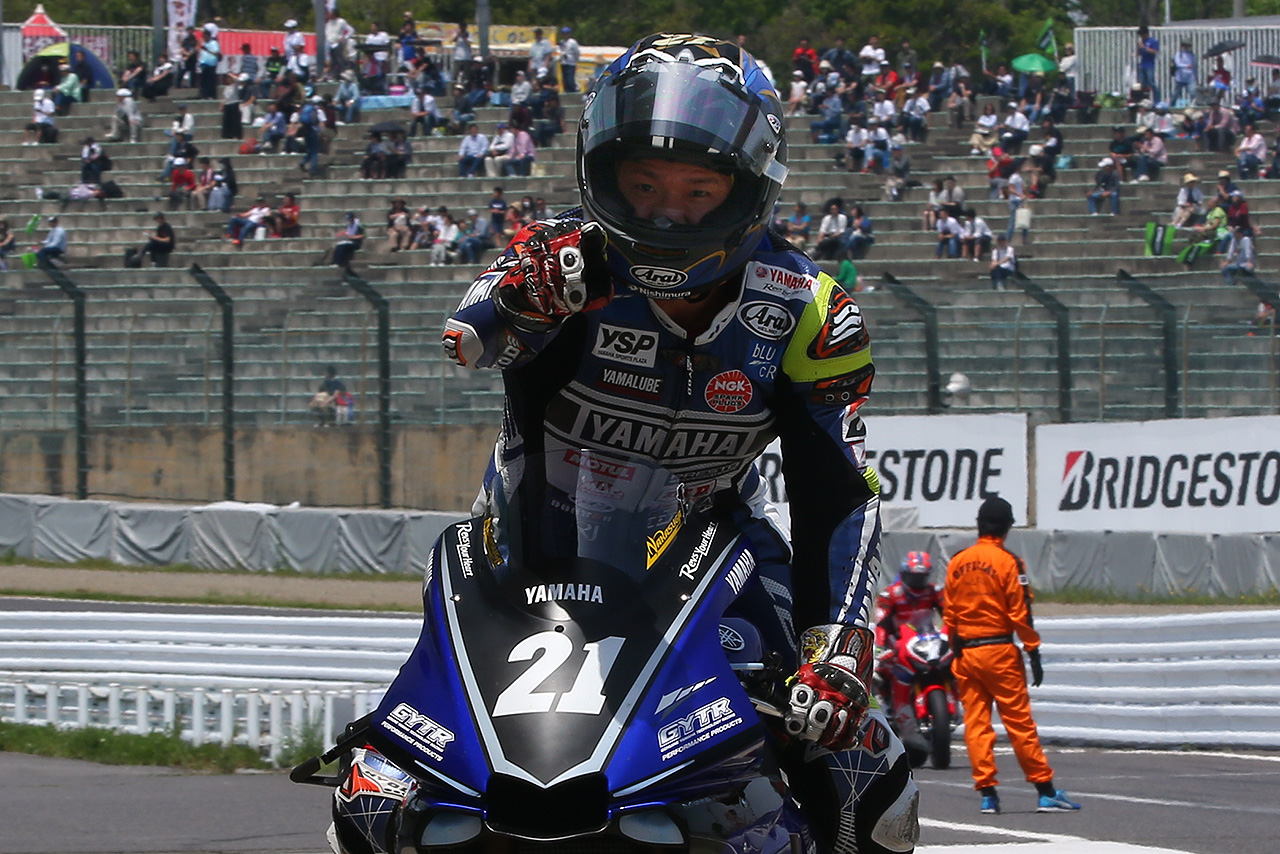 高橋巧との接戦を制し、開幕4連勝を挙げた中須賀克行