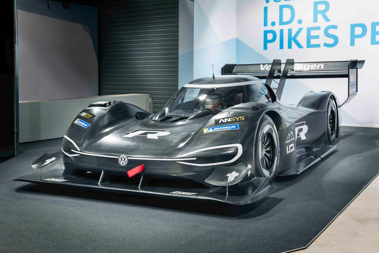 巨大なチンスポイラー、リヤウイングを備えるほか、グラウンドエフェクトを得るサイドスカートも確認できる。