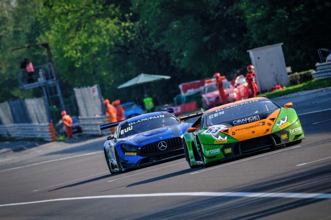 レース終盤に3番手を争った63号車ランボルギーニ・ウラカンGT3と4号車メルセデスAMG GT3