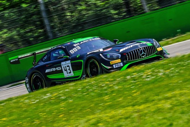 レース終盤に首位を明け渡すこととなったストラッカ・レーシングの43号車AMG