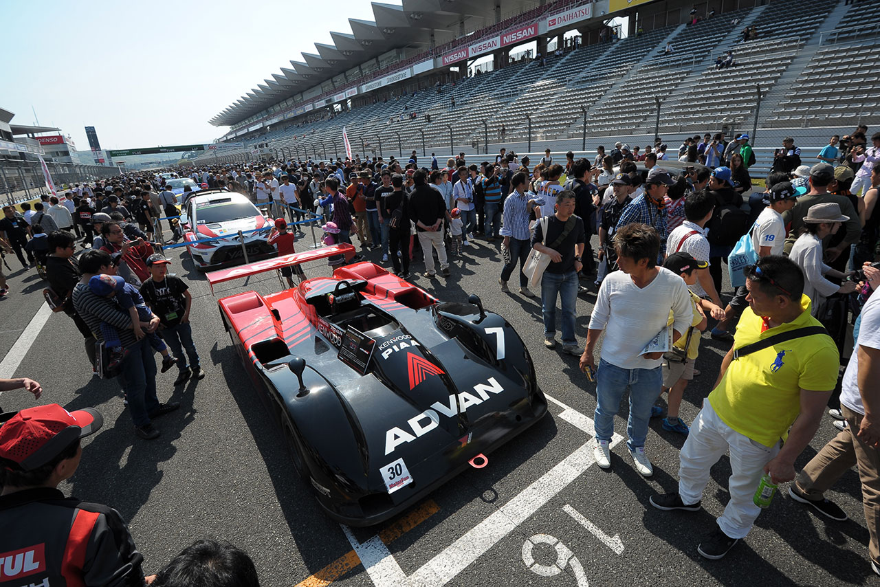 メインイベントのひとつであるグリッドウォークにはレアなマシンを間近で見ようと多くのファンが詰めかけた