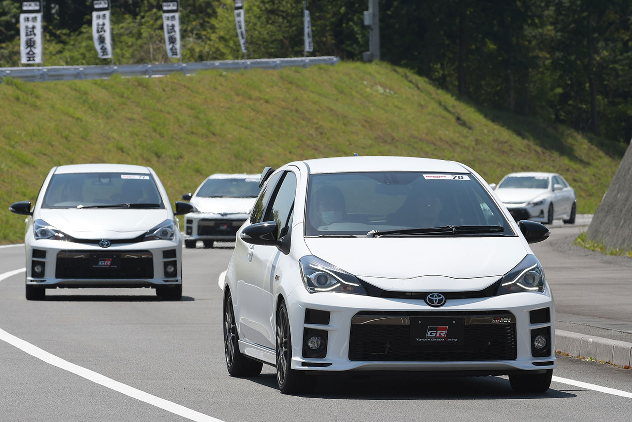 当日は富士スピードウェイ内の周回道路を使った試乗会が行われた