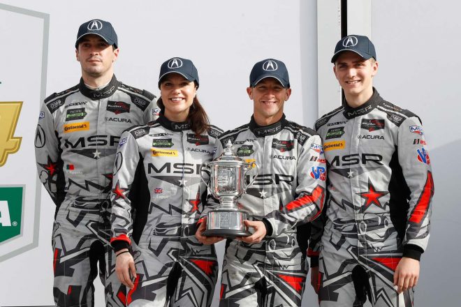 開幕戦デイトナ24時間で2位表彰台を獲得したアルバロ・パレンテ（左端）とキャサリン・レッグ（左からふたり目）