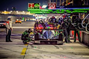 ピットガレージとレース中の作業エリアが分離するアメリカンスタイル。ピットレーンにはコンクリートウォールが設置されている。