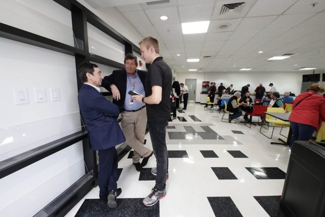 2018年のデイトナ24時間レースに訪れたピエール・フィヨンACO会長（左）とWECのジェラルド・ヌブーCEO（中央）