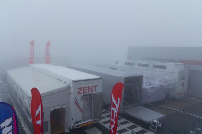 パドック側は富士山はもちろん、レストランORIZURUも霧で見えなくなってしまった