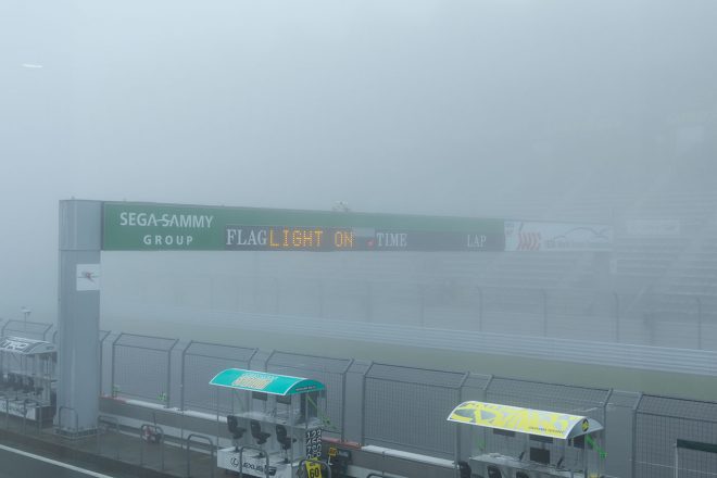 メディアセンターからはグランドスタンドを視認するのが困難な状況に