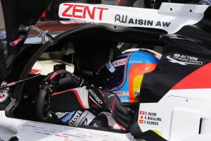 マシンに乗り込むフェルナンド・アロンソ（8号車トヨタTS050ハイブリッド）