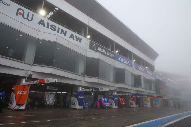 予選日朝、富士スピードウェイは濃霧に包まれた