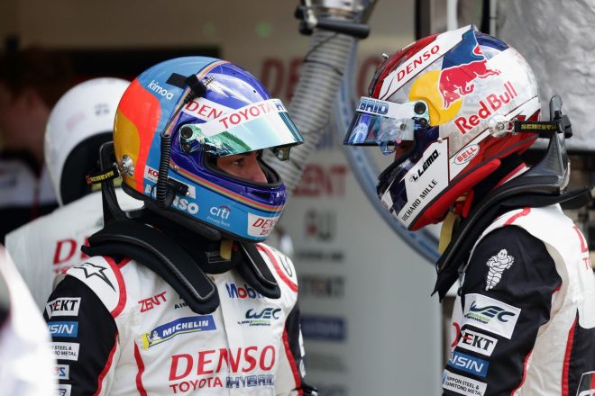 チームメイトのセバスチャン・ブエミと情報交換をするフェルナンド・アロンソ