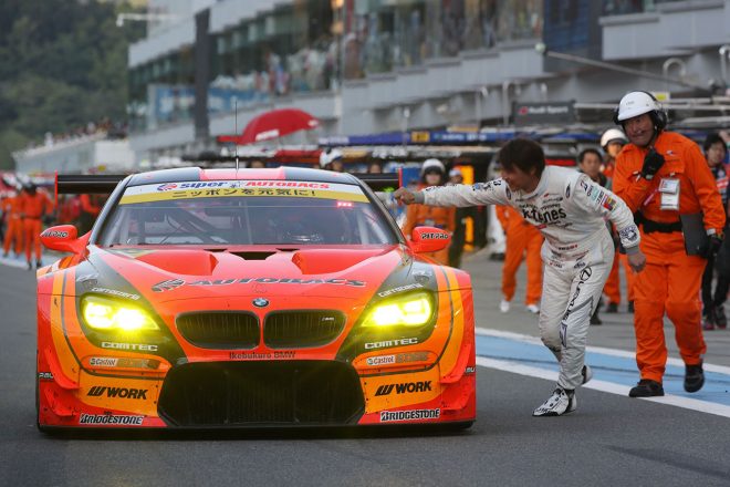 GT300最多勝記録を塗り替えた高木真一を、これまで最多タイ記録で並んでいた新田守男が祝福