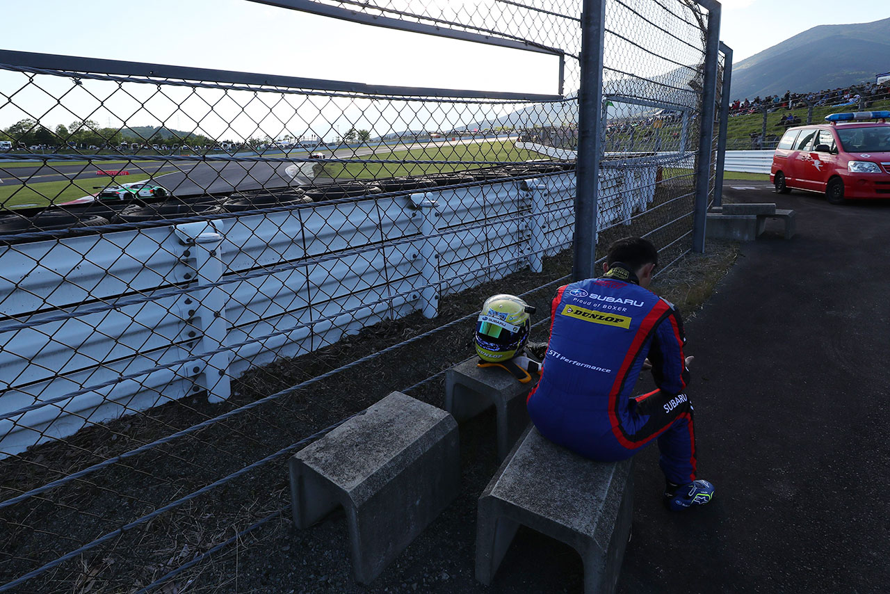 マシントラブルによるリタイアで悔しさを爆発させた山内英輝