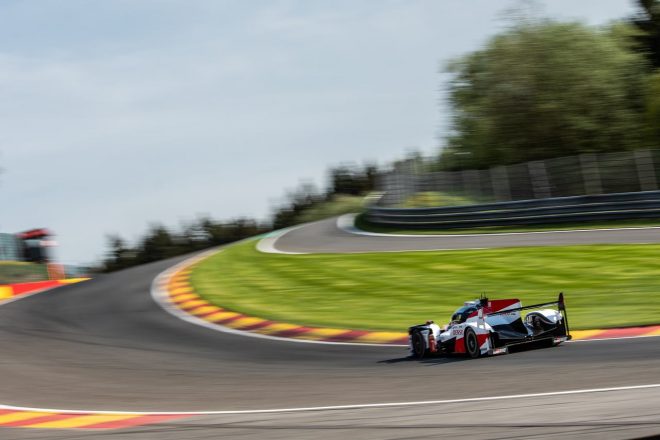 オー・ルージュを駆け上がる7号車トヨタTS050ハイブリッド