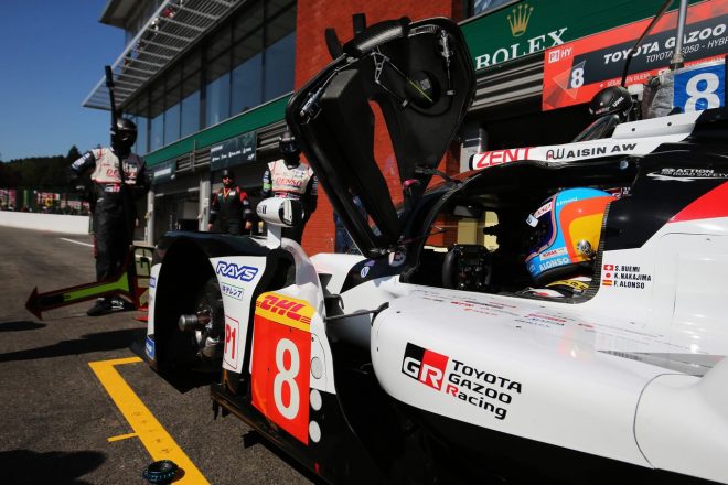 8号車トヨタTS050ハイブリッドに乗り込むフェルナンド・アロンソ