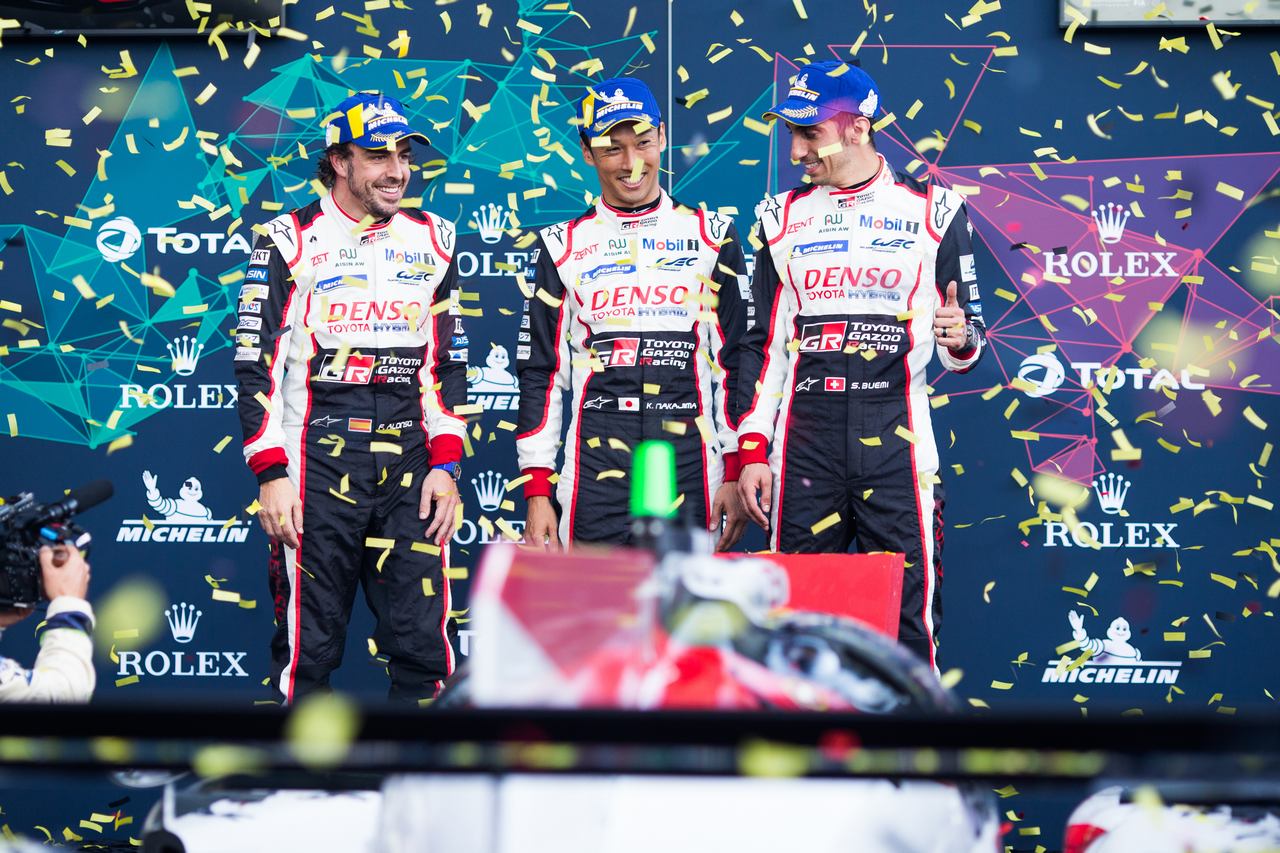 表彰式前のセレモニーで笑顔を浮かべるフェルナンド・アロンソ（左）