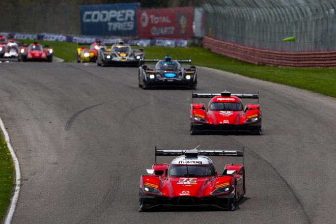 予選3番手からスタートした77号車マツダと4番手スタートとなった55号車マツダ