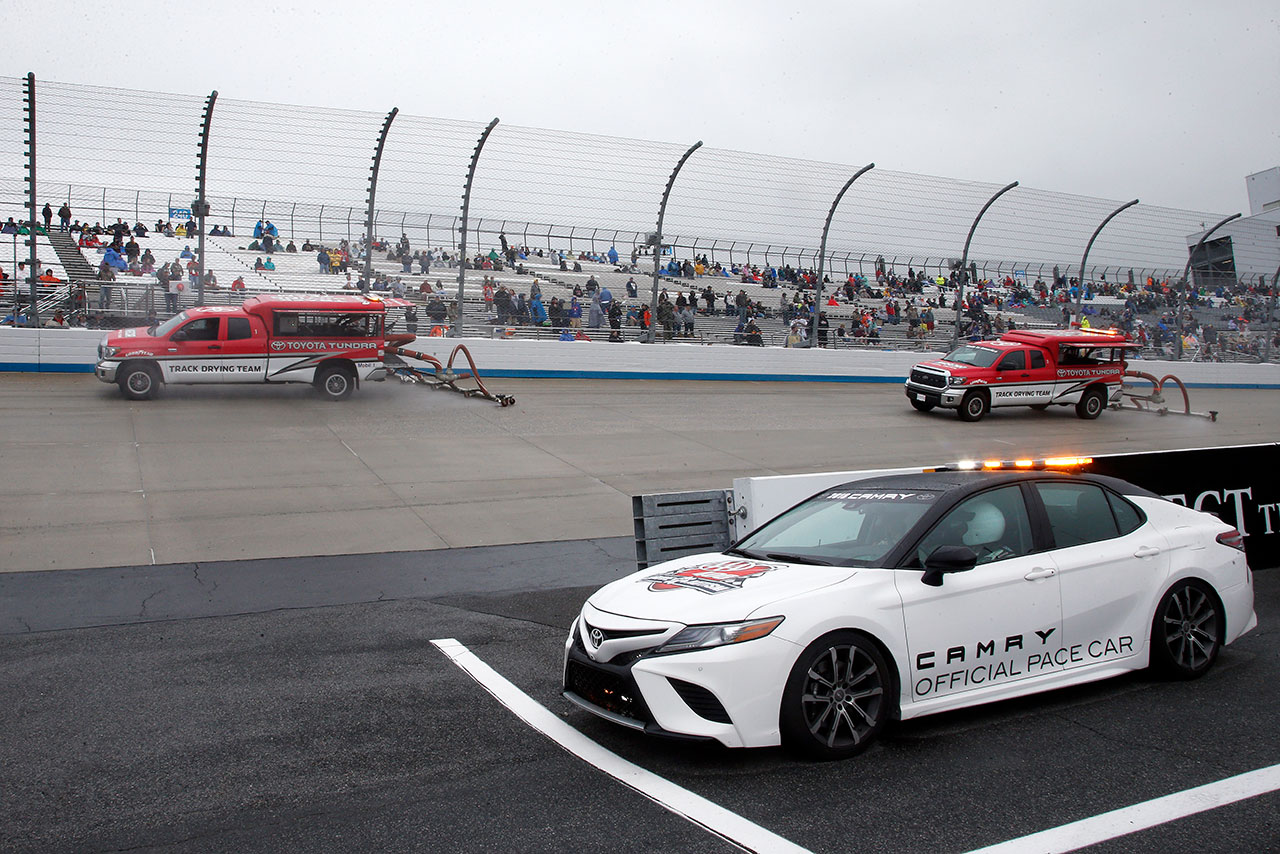 雨で濡れた路面を乾かすべく、トヨタ・タンドラに積み込まれたコース乾燥システム“エア・タイタン”が出動