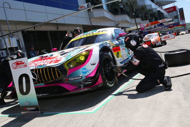 左側2本交換のみで決勝レースを戦い抜いたグッドスマイル 初音ミク AMG