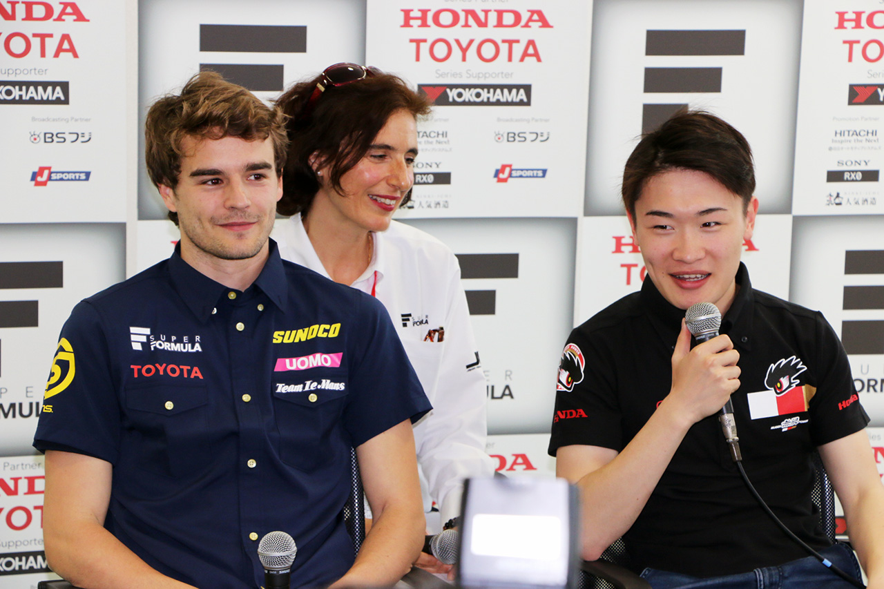 トム・ディルマン（左）と阪口晴南（右）