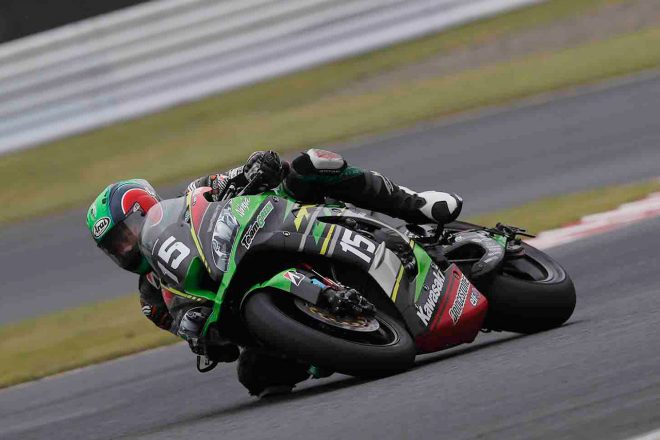 スリックタイヤを履いた松﨑も終盤、怒涛の追い上げ